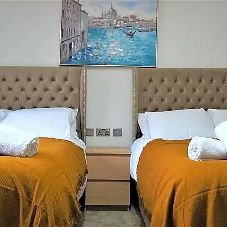 Cowper Townhouse Apartment *