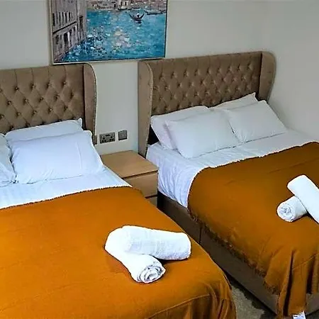 Cowper Townhouse Apartment *