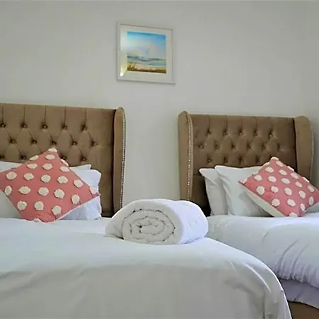 Cowper Townhouse Apartment *