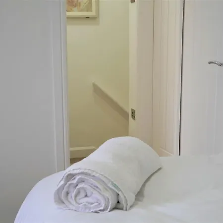 Cowper Townhouse Apartment *